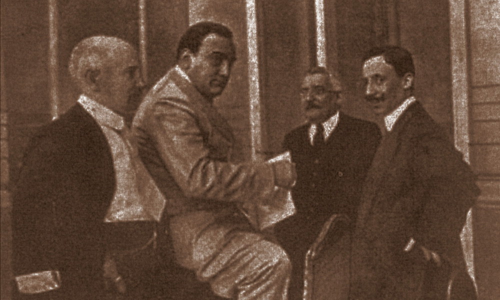 Cesare Canessa con il tenore Enrico Caruso e altri (da "Canessa. Una famiglia di antiquari")