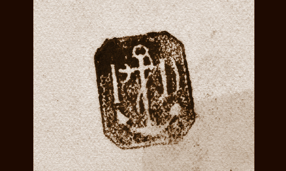 Timbro con il monogramma di Pietro D'Atri sul verso di una fotografia conservata presso la Fototeca Zeri (inv. 101762)