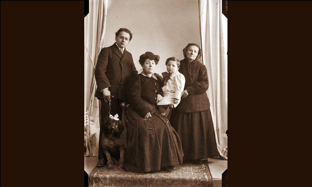 Ritratto di famiglia con Alfredo Geri e il figlio Aldo (1905 ca.), foto di Mario Nunes Vais (ICCD)