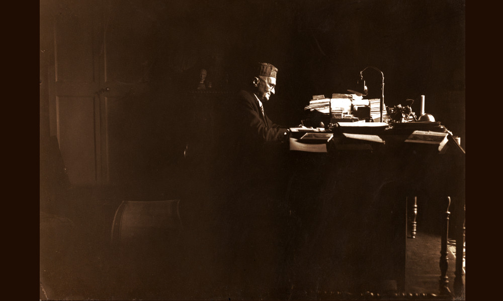 Ludwig Pollak nel suo studio a Palazzo Odescalchi in piazza Santi Apostoli, 1935-1943