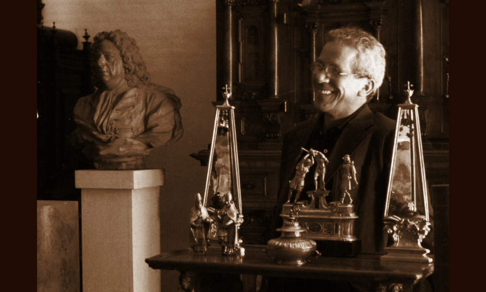 Giovanni Pratesi nella sua galleria di via Maggio a Firenze