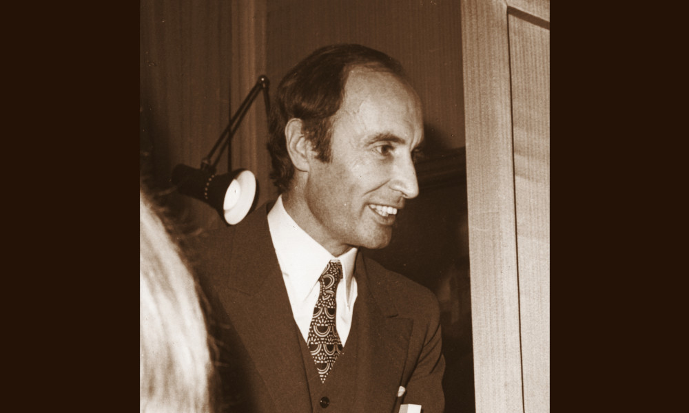 Gilberto Zabert nella sua galleria, 1973